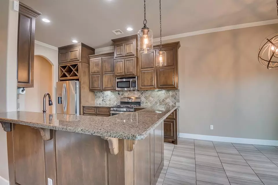 Kitchen - 928 NW 191st St, Edmond, OK 73012 photo 1 of 5