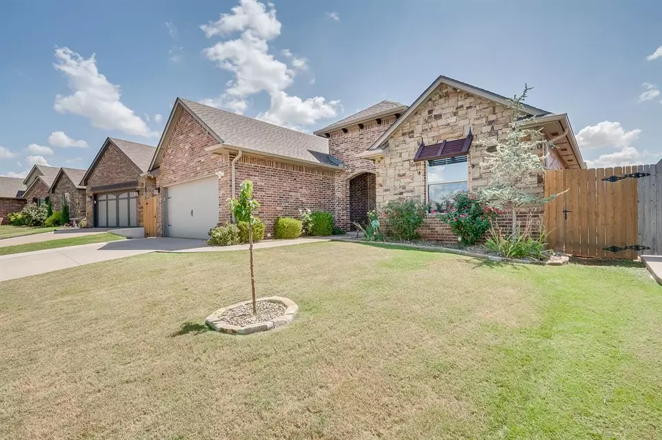 Exterior - 928 NW 191st St, Edmond, OK 73012 photo 2 of 5