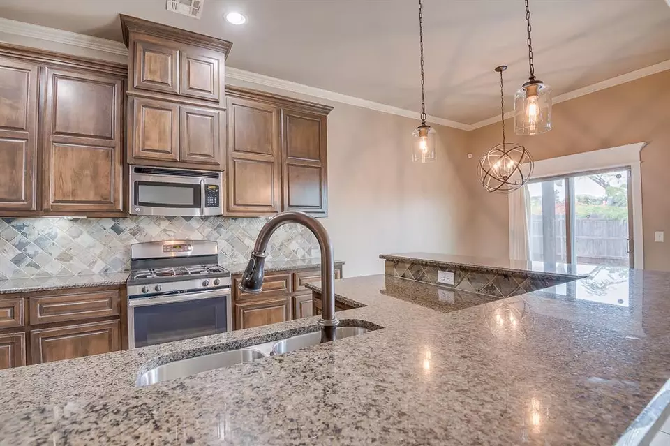 Kitchen - 928 NW 191st St, Edmond, OK 73012 photo 2 of 5