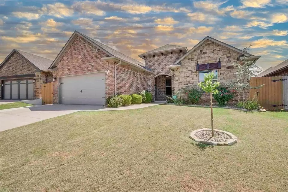 Exterior - 928 NW 191st St, Edmond, OK 73012 photo 1 of 5