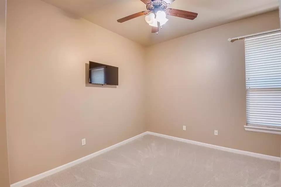 Bedroom - 928 NW 191st St, Edmond, OK 73012 photo 3 of 7