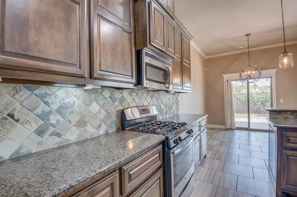 Kitchen - 928 NW 191st St, Edmond, OK 73012 photo 5 of 5