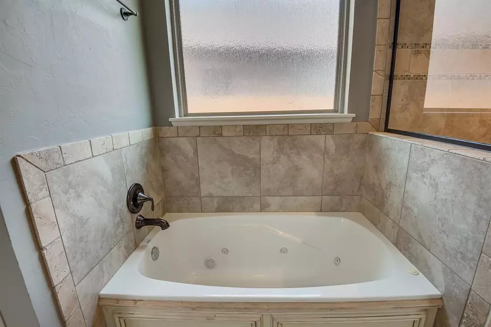 Bath - 928 NW 191st St, Edmond, OK 73012 photo 3 of 4
