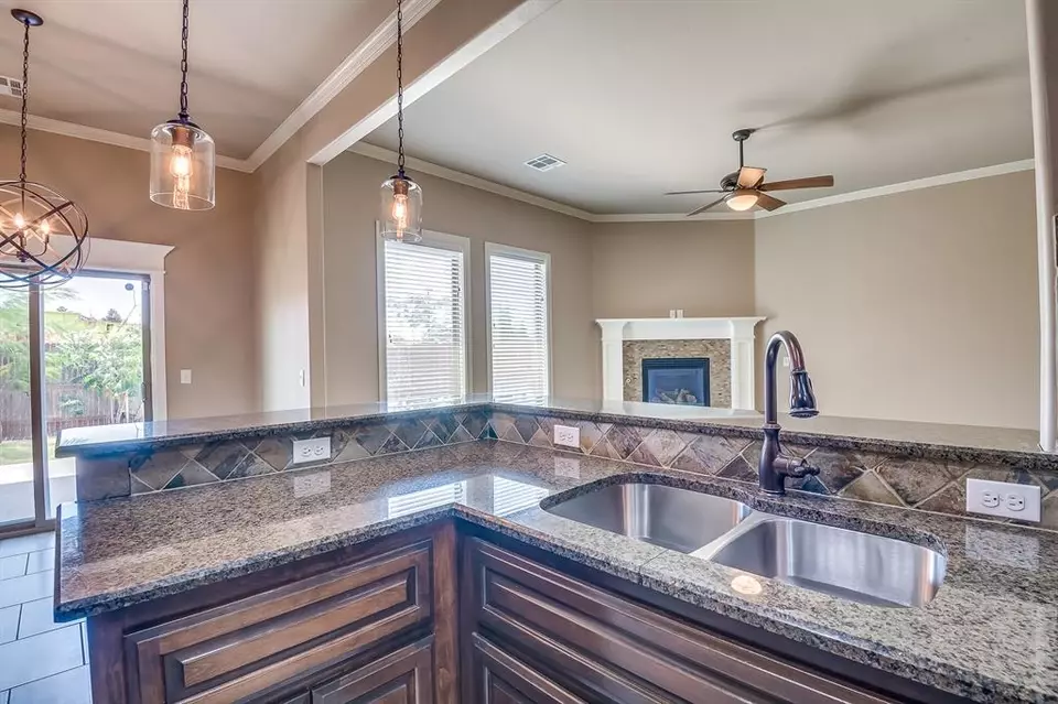 Kitchen - 928 NW 191st St, Edmond, OK 73012 photo 4 of 5