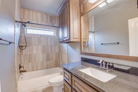 Bath - 928 NW 191st St, Edmond, OK 73012 photo 1 of 4