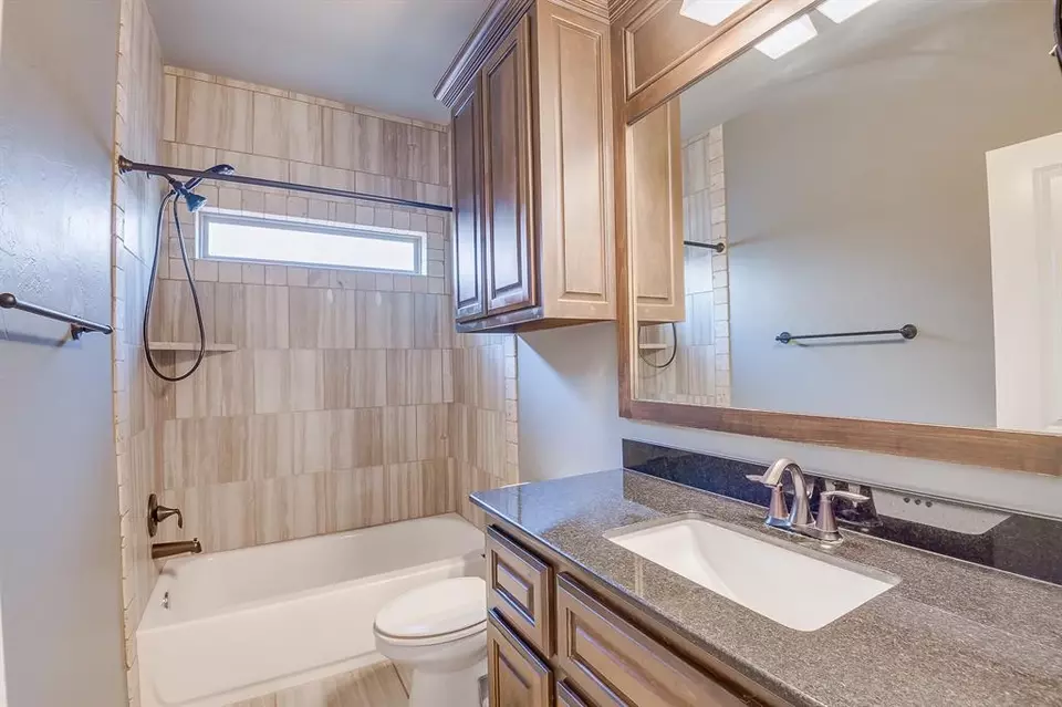 Bath - 928 NW 191st St, Edmond, OK 73012 photo 1 of 4