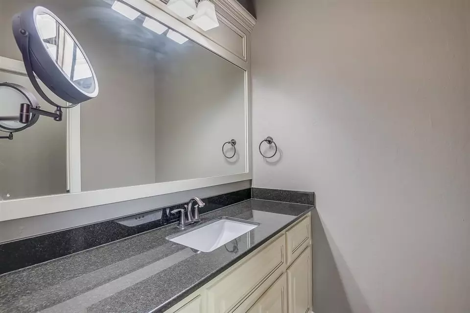 Bath - 928 NW 191st St, Edmond, OK 73012 photo 4 of 4