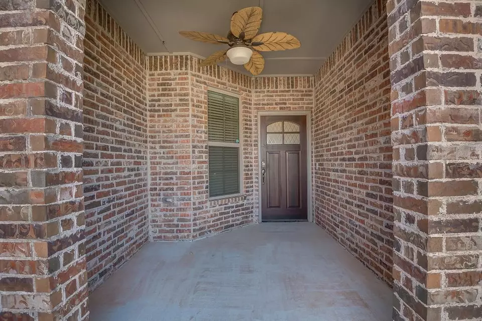 Exterior - 928 NW 191st St, Edmond, OK 73012 photo 4 of 5