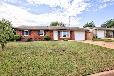609 Lisa Ln, Waukomis, OK 73773