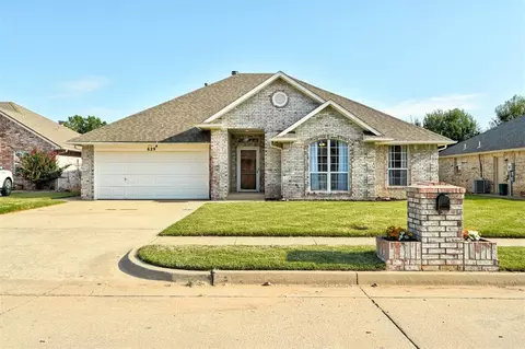 629 W Dowden Dr, Mustang, OK 73064