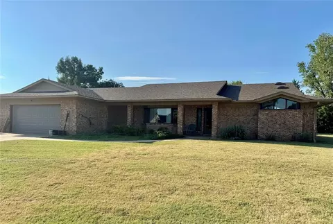 2305 Lakewood Dr, Chickasha, OK 73018