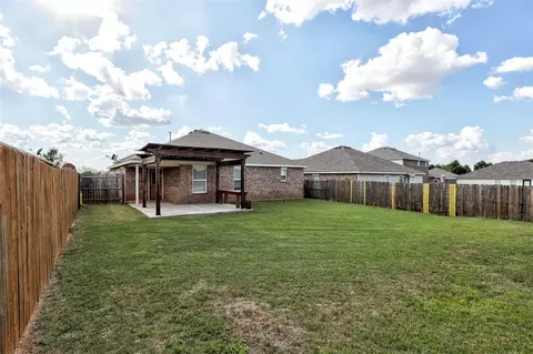 Exterior - 9608 Ella Ln, Moore, OK 73160 photo 9 of 9