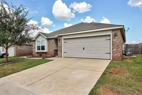 Exterior - 9608 Ella Ln, Moore, OK 73160 photo 2 of 9