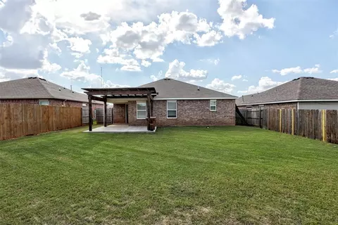 Exterior - 9608 Ella Ln, Moore, OK 73160 photo 8 of 9