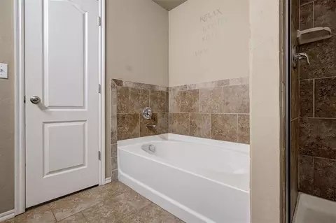 Bath - 9608 Ella Ln, Moore, OK 73160 photo 3 of 5