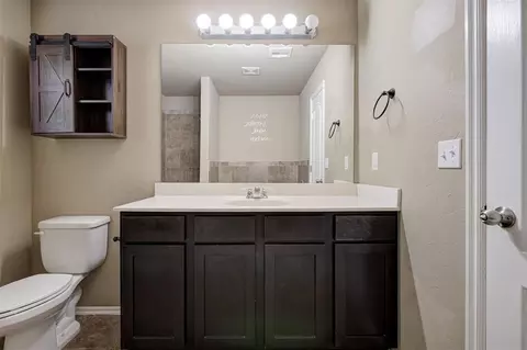 Bath - 9608 Ella Ln, Moore, OK 73160 photo 4 of 5