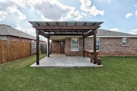 Exterior - 9608 Ella Ln, Moore, OK 73160 photo 5 of 9