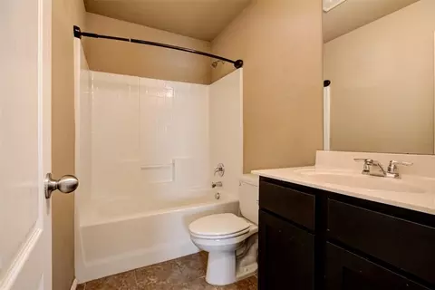 Bath - 9608 Ella Ln, Moore, OK 73160 photo 5 of 5