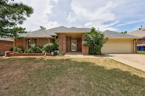 209 Tumbleweed Rd, Yukon, OK 73099