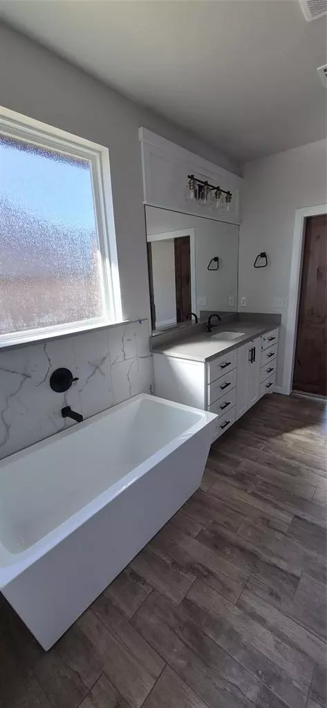 Bath - 4121 Sambar St, Tuttle, OK 73089 photo 3 of 3