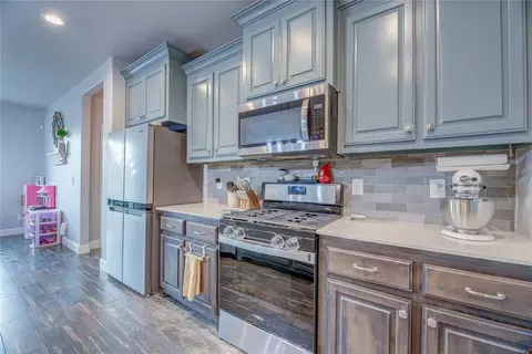 Kitchen - 2413 Northfork Dr, Moore, OK 73160 photo 5 of 7