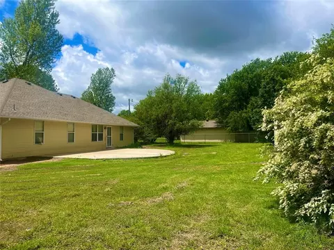 Exterior - 327 Englebretson Ln, Tuttle, OK 73089 photo 4 of 7