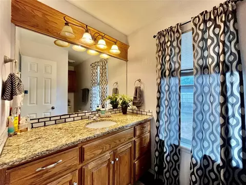 Bath - 327 Englebretson Ln, Tuttle, OK 73089 photo 2 of 4