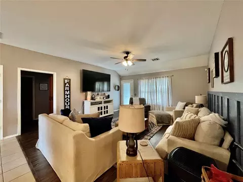 Living - 327 Englebretson Ln, Tuttle, OK 73089 photo 2 of 4