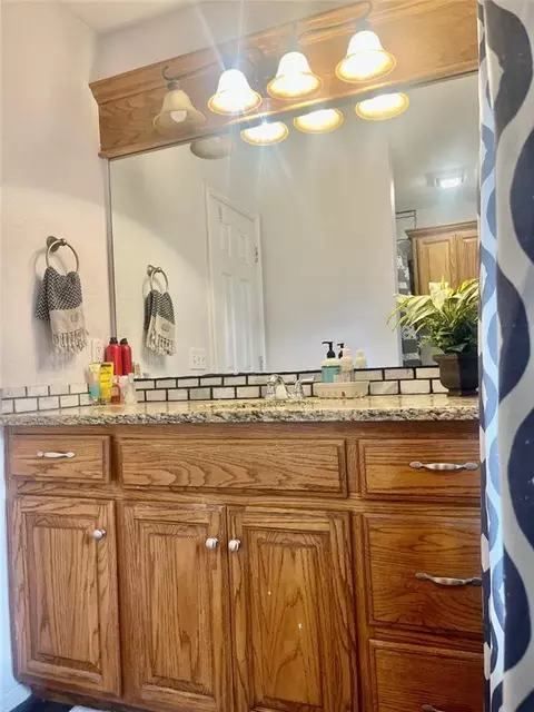 Bath - 327 Englebretson Ln, Tuttle, OK 73089 photo 4 of 4