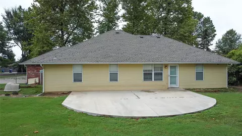 Exterior - 327 Englebretson Ln, Tuttle, OK 73089 photo 5 of 7