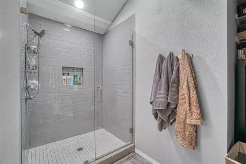 Bath - 809 Jamestown Dr, Altus, OK 73521 photo 1 of 3