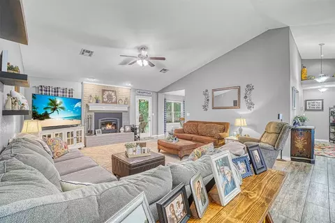 Living - 809 Jamestown Dr, Altus, OK 73521 photo 2 of 2