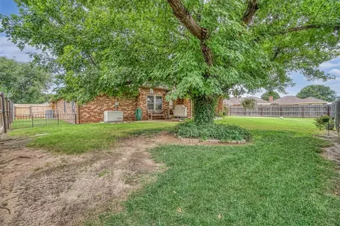 Exterior - 809 Jamestown Dr, Altus, OK 73521 photo 7 of 9