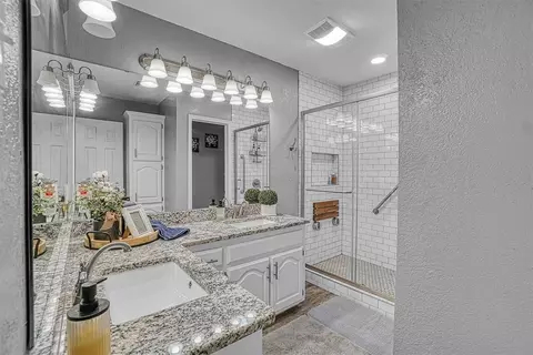 Bath - 809 Jamestown Dr, Altus, OK 73521 photo 2 of 3