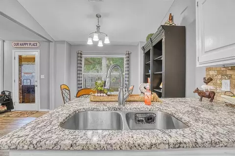 Kitchen - 809 Jamestown Dr, Altus, OK 73521 photo 4 of 5