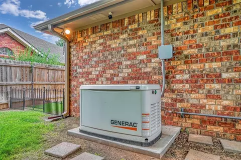 Exterior - 809 Jamestown Dr, Altus, OK 73521 photo 6 of 9