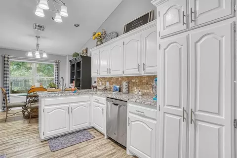 Kitchen - 809 Jamestown Dr, Altus, OK 73521 photo 2 of 5