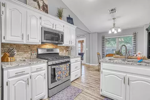 Kitchen - 809 Jamestown Dr, Altus, OK 73521 photo 3 of 5