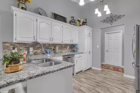 Kitchen - 809 Jamestown Dr, Altus, OK 73521 photo 1 of 5