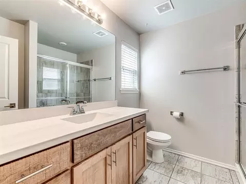 Bath - 918 Butterfly Way, Norman, OK 73069 photo 3 of 5