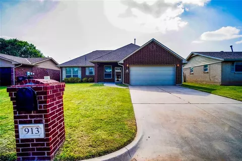 913 S Howard Ave, Moore, OK 73160