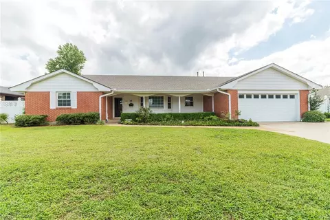 104 E Ridgewood Dr, Midwest City, OK 73110