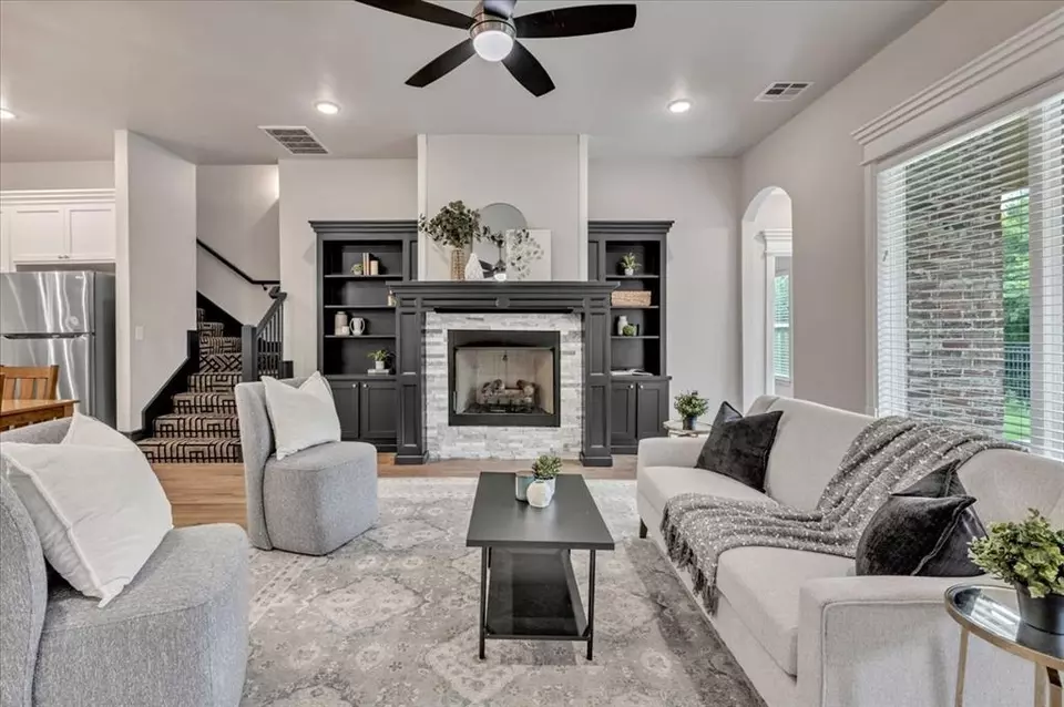 Living - 10713 Wild Horse Creek Dr, Yukon, OK 73099 photo 3 of 3