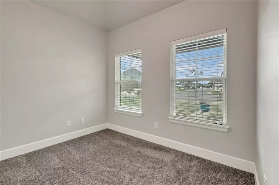 Bedroom - 10713 Wild Horse Creek Dr, Yukon, OK 73099 photo 3 of 5