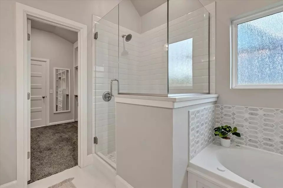 Bath - 10713 Wild Horse Creek Dr, Yukon, OK 73099 photo 3 of 7