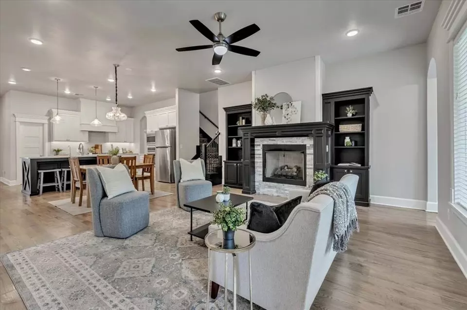 Living - 10713 Wild Horse Creek Dr, Yukon, OK 73099 photo 2 of 3