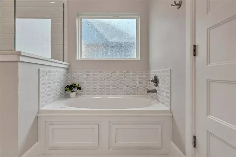 Bath - 10713 Wild Horse Creek Dr, Yukon, OK 73099 photo 2 of 7