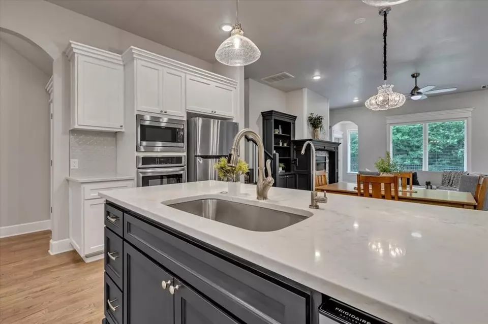 Kitchen - 10713 Wild Horse Creek Dr, Yukon, OK 73099 photo 3 of 4