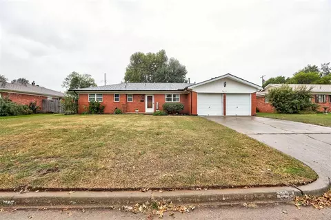 3601 Rosewood Dr, Midwest City, OK 73110