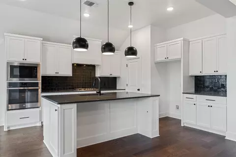 Kitchen - 15805 Rolling Hill Dr, Moore, OK 73170 photo 4 of 8